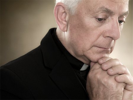 sacerdote - A priest praying Foto de stock - Sin royalties Premium, Código: 614-02764170