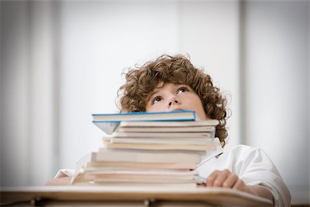 school boy - Boy with stack of books Foto de stock - Sin royalties Premium, Código: 614-02762668