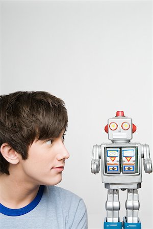 robot - Adolescent en regardant un robot Photographie de stock - Premium Libres de Droits, Code: 614-02763698