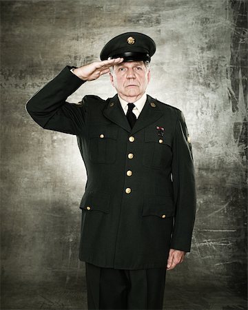 saudando - Profile of a soldier saluting Foto de stock - Royalty Free Premium, Número: 614-02763919