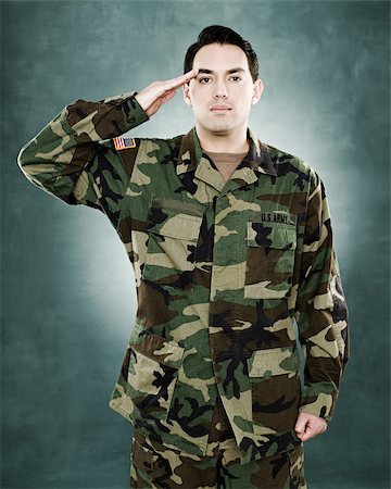 saudando - Portrait of a soldier saluting Foto de stock - Royalty Free Premium, Número: 614-02763954