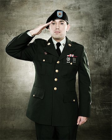 saudando - Portrait of a soldier saluting Foto de stock - Royalty Free Premium, Número: 614-02763979