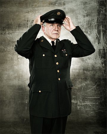 fuerza armada - Profile of a soldier Foto de stock - Sin royalties Premium, Código: 614-02763984