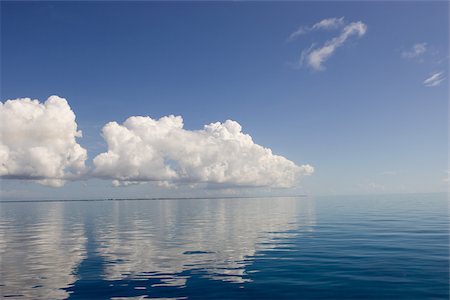 simsearch:614-02837631,k - Clouds above calm ocean. Foto de stock - Sin royalties Premium, Código: 614-02837436