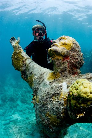 simsearch:614-03903831,k - Plongeur à la Statue du Christ. Photographie de stock - Premium Libres de Droits, Code: 614-02837735