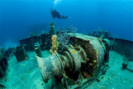 Diver on shipwreck. Stock Photo - Premium Royalty-Free, Code: 614-02837783