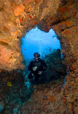 Diver beside reef opening. Stock Photo - Premium Royalty-Free, Code: 614-02837808