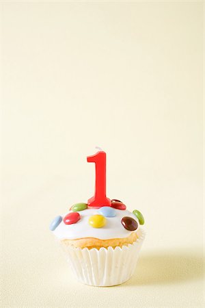 first birthday - Cupcake with number one candle Foto de stock - Sin royalties Premium, Código: 614-02838607