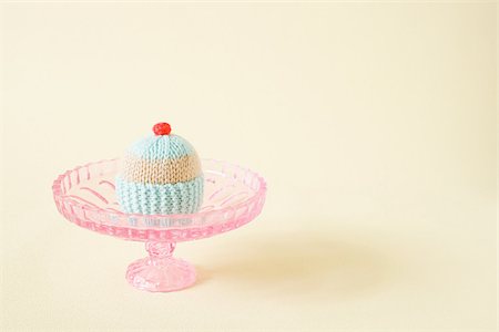 Knitted cupcake on a cakestand Fotografie stock - Premium Royalty-Free, Codice: 614-02838600