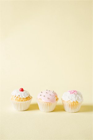 simsearch:614-02048772,k - Three cupcakes Foto de stock - Sin royalties Premium, Código: 614-02838602