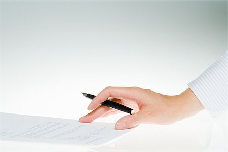 person holding blank sign - Document signature de la personne Photographie de stock - Premium Libres de Droits, Code: 614-02838794