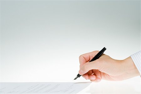 firmar - Person signing paper Foto de stock - Sin royalties Premium, Código: 614-02838795