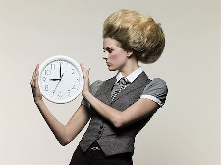 Horloge de tenue de femme d'affaires Photographie de stock - Premium Libres de Droits, Code: 614-02934087