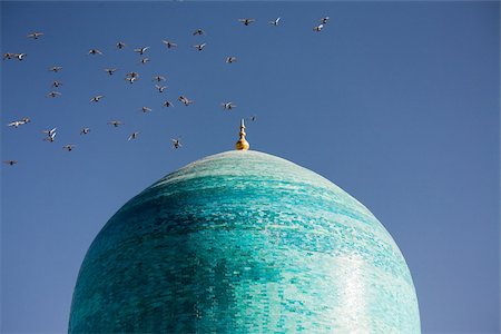 Flock of birds flying over cupola of mosque Foto de stock - Sin royalties Premium, Código: 614-02934290