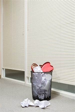 Office wastepaper basket full of paper and discarded valentines chocolate box Foto de stock - Sin royalties Premium, Código: 614-02934329