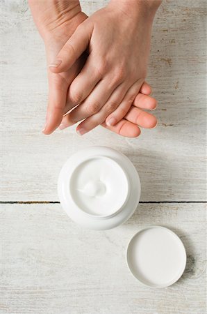 Femme à l'aide de la crème pour les mains Photographie de stock - Premium Libres de Droits, Code: 614-02934461