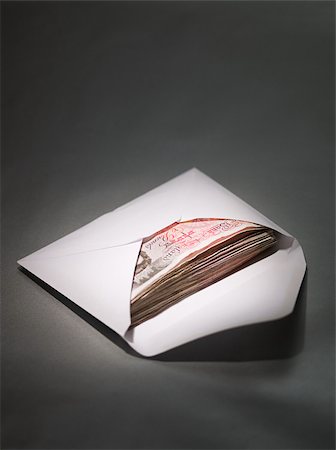 enveloppe - Fifty pound notes in an envelope Foto de stock - Sin royalties Premium, Código: 614-02934806