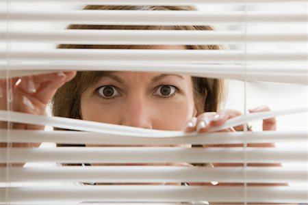 espion - Femme d'affaires à la recherche au moyen de stores Photographie de stock - Premium Libres de Droits, Code: 614-02935055