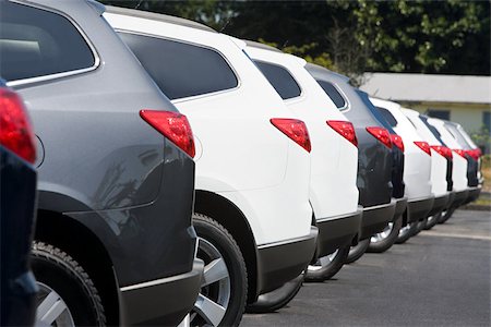 parked cars in parking lot - Nouvelles voitures en stationnement Photographie de stock - Premium Libres de Droits, Code: 614-02935115