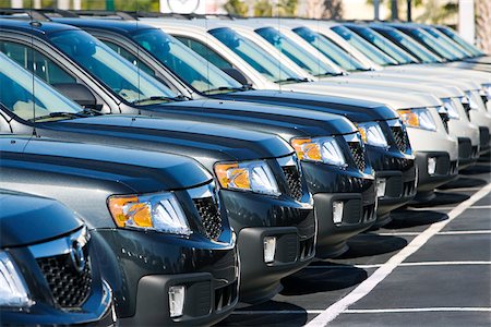 New cars in parking lot Foto de stock - Sin royalties Premium, Código: 614-02935116