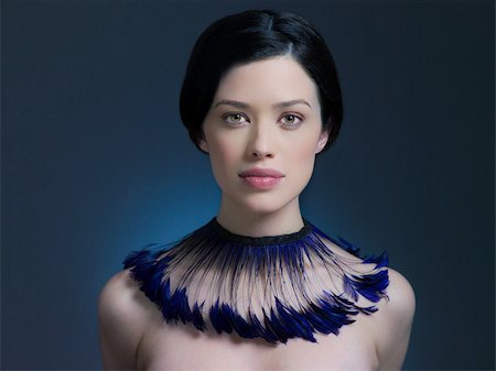 Jeune femme avec collier de plumes Photographie de stock - Premium Libres de Droits, Code: 614-02935239