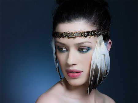 Young woman with feather headdress Foto de stock - Sin royalties Premium, Código: 614-02935247