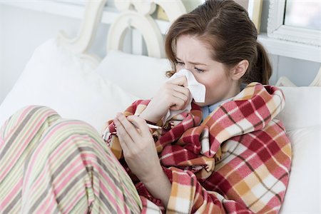 sneeze - Ill young woman Foto de stock - Sin royalties Premium, Código: 614-02933908