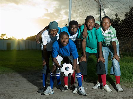 Teenage boys on football pitch Foto de stock - Sin royalties Premium, Código: 614-02984327