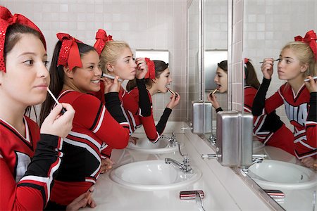 Cheerleaders putting on make up Foto de stock - Sin royalties Premium, Código: 614-02984834