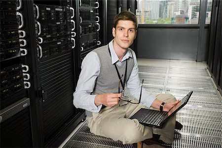 picture of inside a computer server - Male computer technician working Foto de stock - Sin royalties Premium, Código: 614-02985095