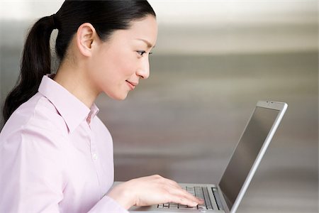 simsearch:614-02681101,k - Femme japonaise à l'aide d'un ordinateur portable Photographie de stock - Premium Libres de Droits, Code: 614-02985267
