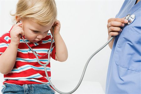 simsearch:649-08118733,k - Little boy and nurse with stethoscope Foto de stock - Royalty Free Premium, Número: 614-03020392
