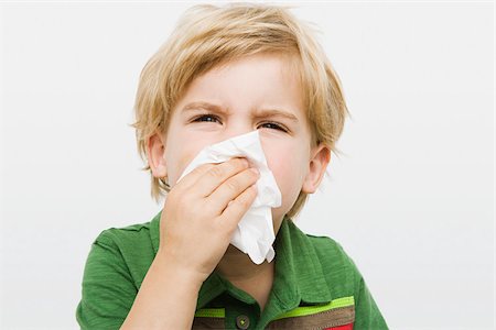 estornudar - Boy blowing nose Foto de stock - Sin royalties Premium, Código: 614-03020402