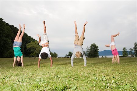 Teenagers doing handstands Foto de stock - Sin royalties Premium, Código: 614-03080175