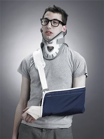 Man with neck brace and arm in sling Foto de stock - Sin royalties Premium, Código: 614-03191074
