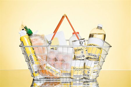 pobreza - Basket of basic groceries Foto de stock - Sin royalties Premium, Código: 614-03191332