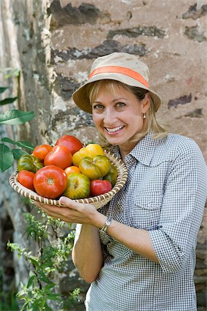 simsearch:614-02680628,k - Woman with bowl of tomatoes Foto de stock - Sin royalties Premium, Código: 614-03191476