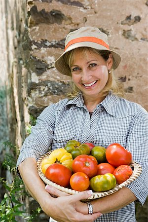 simsearch:614-02680628,k - Woman with bowl of tomatoes Foto de stock - Sin royalties Premium, Código: 614-03191477