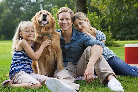 family dog lifestyle - Family in the park with golden retriever Foto de stock - Sin royalties Premium, Código: 614-03191569