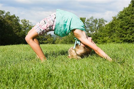 farsi in quattro - Girl bending over backwards Fotografie stock - Premium Royalty-Free, Codice: 614-03191598