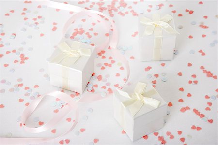 Wedding gifts and confetti Stock Photo - Premium Royalty-Free, Code: 614-03191732