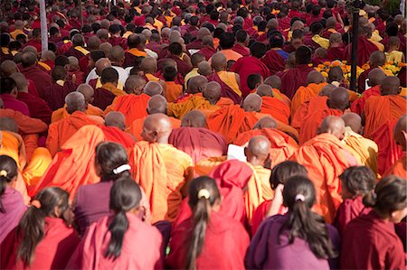 Moines bouddhistes au cours de la prière à lumbini Népal Photographie de stock - Premium Libres de Droits, Code: 614-03241220