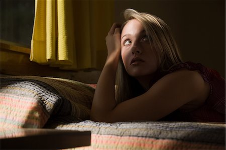 Young woman on bed in shadows Foto de stock - Sin royalties Premium, Código: 614-03241328