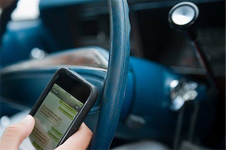 Person fahren und mit Handy Stockbilder - Premium RF Lizenzfrei, Bildnummer: 614-03241341
