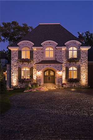 simsearch:614-03359671,k - Large house illuminated Foto de stock - Sin royalties Premium, Código: 614-03359391