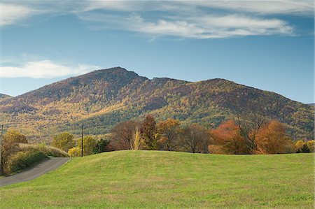 A road leading towards a mountain range Foto de stock - Sin royalties Premium, Código: 614-03359507