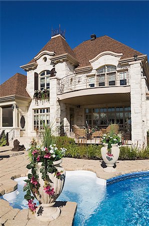 Large house with swimming pool Foto de stock - Sin royalties Premium, Código: 614-03359683