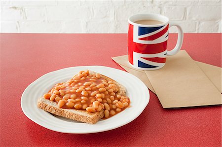 Beans on toast and tea Fotografie stock - Premium Royalty-Free, Codice: 614-03359981