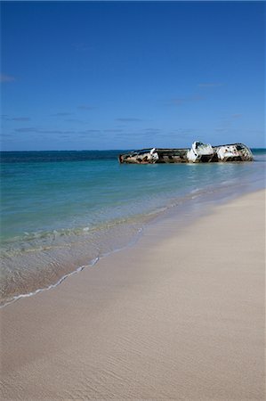 Shipwreck on remote island. Foto de stock - Sin royalties Premium, Código: 614-03360025