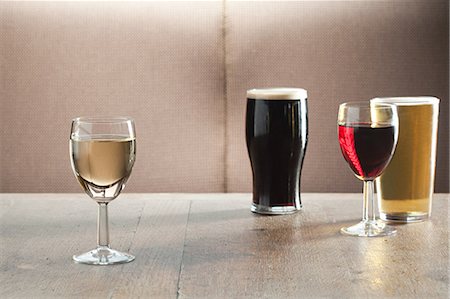 Wein und Bier Gläser auf Tisch in der Bar Stockbilder - Premium RF Lizenzfrei, Bildnummer: 614-03393384
